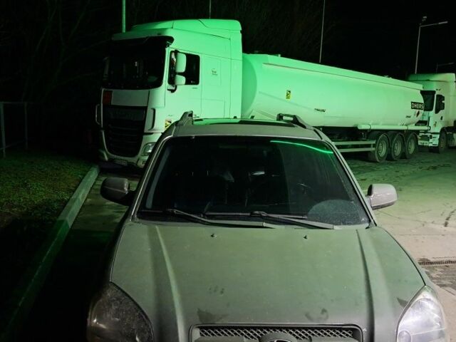 Зеленый Хендай Туксон, объемом двигателя 2 л и пробегом 380 тыс. км за 3500 $, фото 2 на Automoto.ua