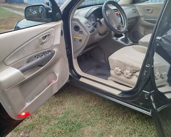 Зеленый Хендай Туксон, объемом двигателя 1.98 л и пробегом 310 тыс. км за 6200 $, фото 5 на Automoto.ua