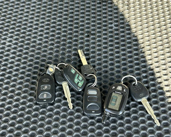 Зелений Хендай Туксон, об'ємом двигуна 1.98 л та пробігом 301 тис. км за 8350 $, фото 9 на Automoto.ua