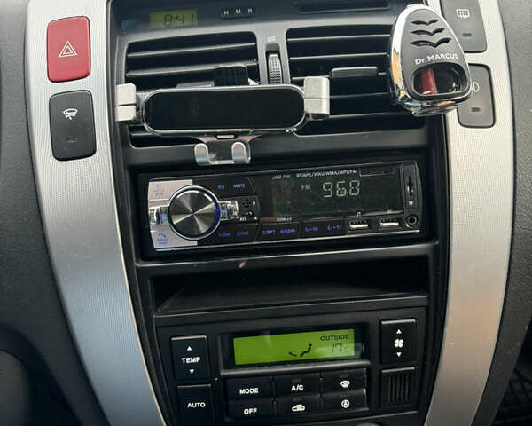 Зелений Хендай Туксон, об'ємом двигуна 2.02 л та пробігом 239 тис. км за 7800 $, фото 8 на Automoto.ua