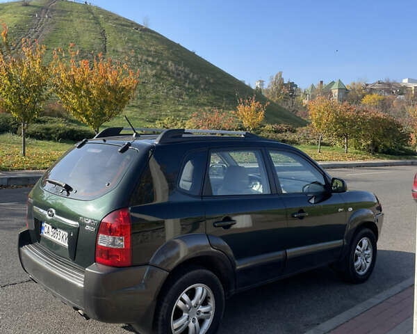 Зеленый Хендай Туксон, объемом двигателя 1.99 л и пробегом 208 тыс. км за 7600 $, фото 3 на Automoto.ua