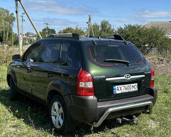 Зелений Хендай Туксон, об'ємом двигуна 1.98 л та пробігом 301 тис. км за 8350 $, фото 2 на Automoto.ua