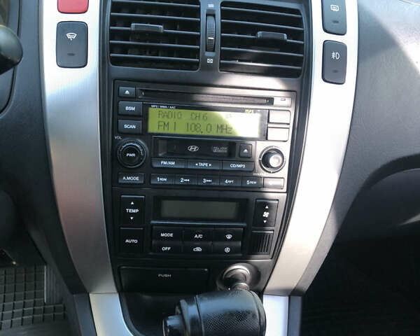 Зелений Хендай Туксон, об'ємом двигуна 1.98 л та пробігом 105 тис. км за 9200 $, фото 15 на Automoto.ua