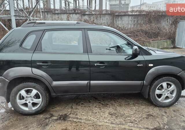 Зеленый Хендай Туксон, объемом двигателя 1.98 л и пробегом 241 тыс. км за 6900 $, фото 4 на Automoto.ua