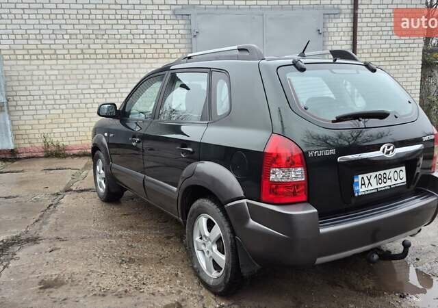 Зеленый Хендай Туксон, объемом двигателя 1.98 л и пробегом 241 тыс. км за 6900 $, фото 2 на Automoto.ua