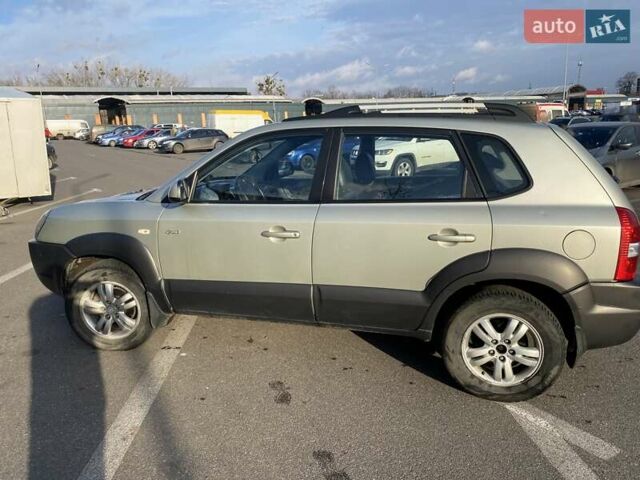 Зелений Хендай Туксон, об'ємом двигуна 1.98 л та пробігом 330 тис. км за 7000 $, фото 12 на Automoto.ua