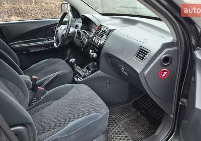 Зеленый Хендай Туксон, объемом двигателя 1.98 л и пробегом 241 тыс. км за 6900 $, фото 9 на Automoto.ua