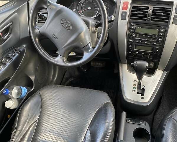 Зелений Хендай Туксон, об'ємом двигуна 1.98 л та пробігом 330 тис. км за 7000 $, фото 15 на Automoto.ua