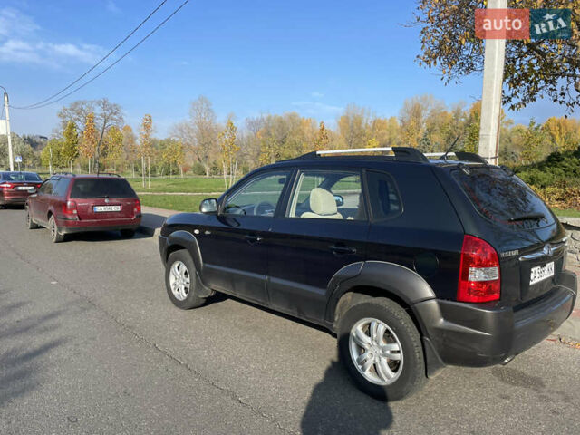 Зеленый Хендай Туксон, объемом двигателя 1.99 л и пробегом 208 тыс. км за 7600 $, фото 2 на Automoto.ua