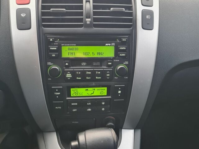 Зелений Хендай Туксон, об'ємом двигуна 2 л та пробігом 149 тис. км за 9900 $, фото 3 на Automoto.ua