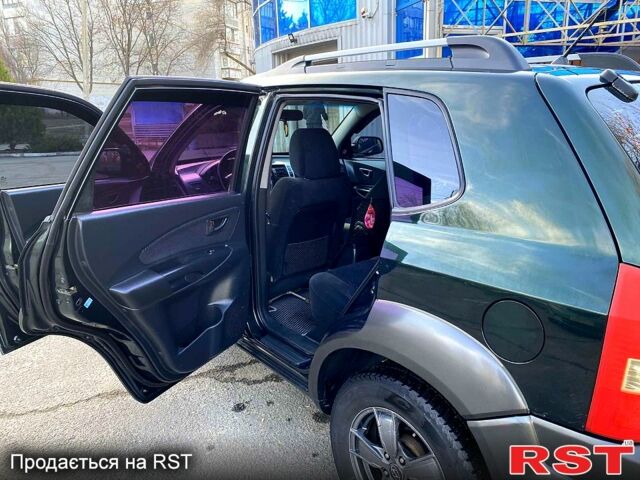 Зелений Хендай Туксон, об'ємом двигуна 2 л та пробігом 236 тис. км за 7600 $, фото 2 на Automoto.ua