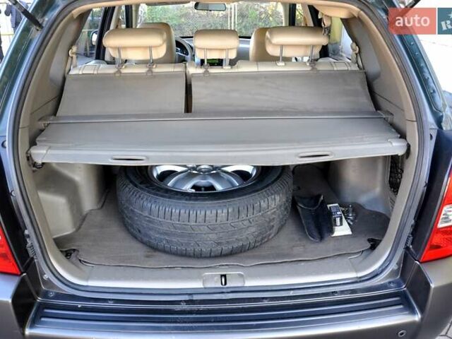 Зеленый Хендай Туксон, объемом двигателя 1.98 л и пробегом 245 тыс. км за 7200 $, фото 21 на Automoto.ua