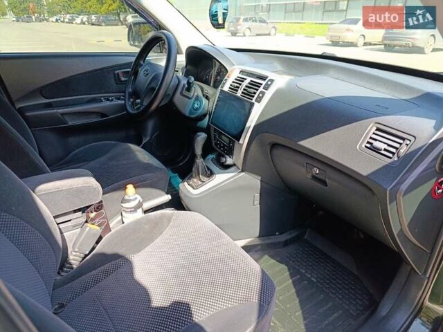 Зеленый Хендай Туксон, объемом двигателя 2 л и пробегом 203 тыс. км за 7800 $, фото 4 на Automoto.ua