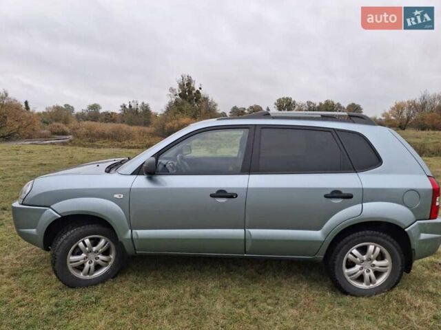 Зеленый Хендай Туксон, объемом двигателя 1.98 л и пробегом 129 тыс. км за 9200 $, фото 3 на Automoto.ua