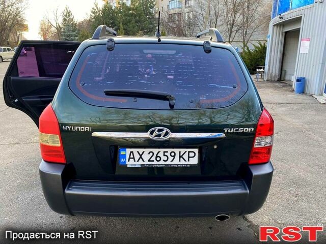 Зелений Хендай Туксон, об'ємом двигуна 2 л та пробігом 236 тис. км за 7600 $, фото 3 на Automoto.ua