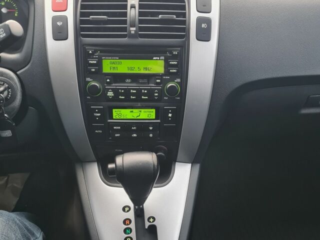 Зелений Хендай Туксон, об'ємом двигуна 2 л та пробігом 149 тис. км за 9900 $, фото 7 на Automoto.ua