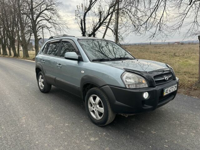 Зеленый Хендай Туксон, объемом двигателя 2 л и пробегом 190 тыс. км за 6150 $, фото 4 на Automoto.ua