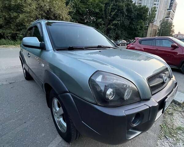 Зеленый Хендай Туксон, объемом двигателя 1.98 л и пробегом 205 тыс. км за 7700 $, фото 4 на Automoto.ua