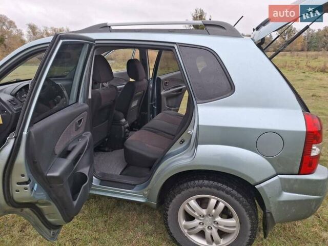 Зеленый Хендай Туксон, объемом двигателя 1.98 л и пробегом 129 тыс. км за 9200 $, фото 4 на Automoto.ua