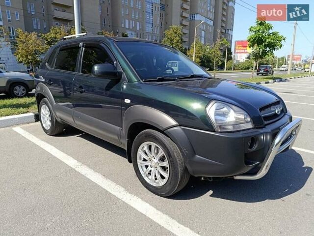 Зеленый Хендай Туксон, объемом двигателя 2 л и пробегом 203 тыс. км за 7800 $, фото 1 на Automoto.ua