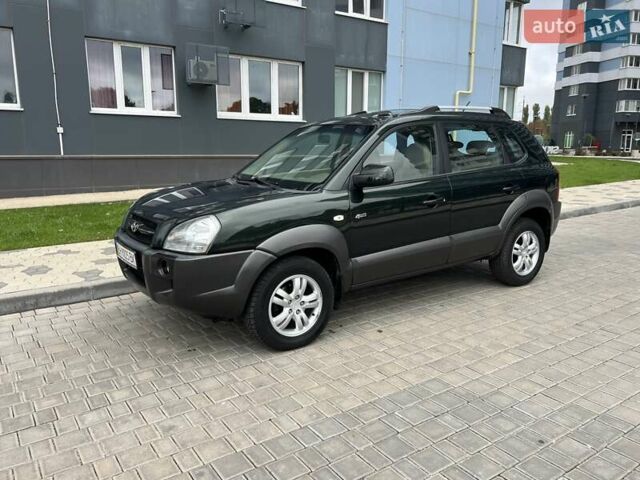 Зеленый Хендай Туксон, объемом двигателя 2 л и пробегом 82 тыс. км за 9950 $, фото 2 на Automoto.ua