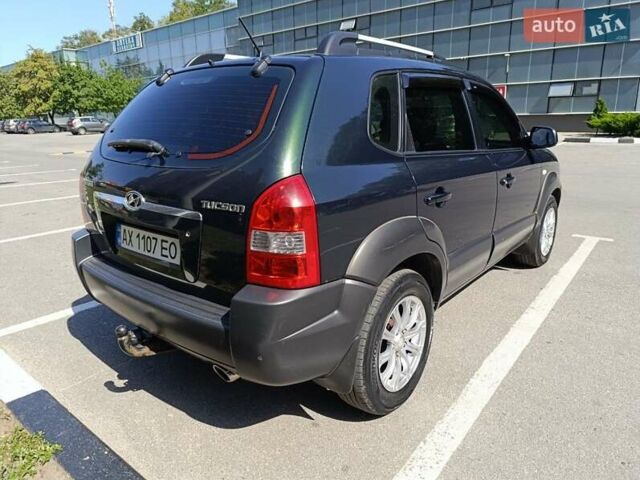 Зеленый Хендай Туксон, объемом двигателя 2 л и пробегом 203 тыс. км за 7800 $, фото 2 на Automoto.ua