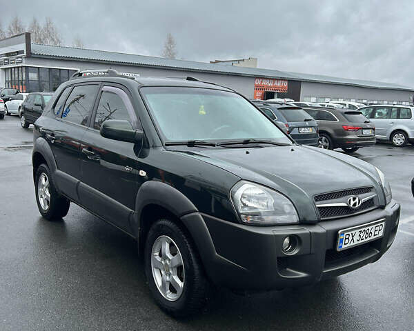 Зеленый Хендай Туксон, объемом двигателя 1.98 л и пробегом 237 тыс. км за 7500 $, фото 2 на Automoto.ua