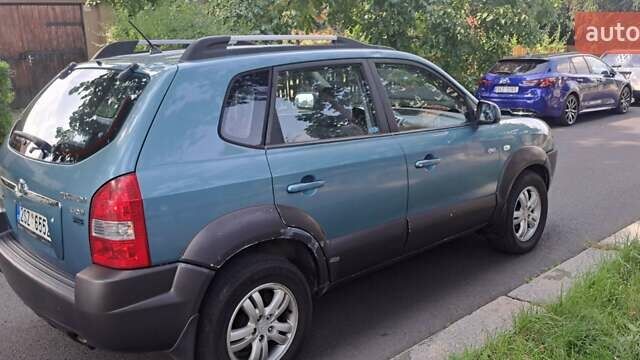 Зеленый Хендай Туксон, объемом двигателя 2 л и пробегом 250 тыс. км за 4000 $, фото 3 на Automoto.ua