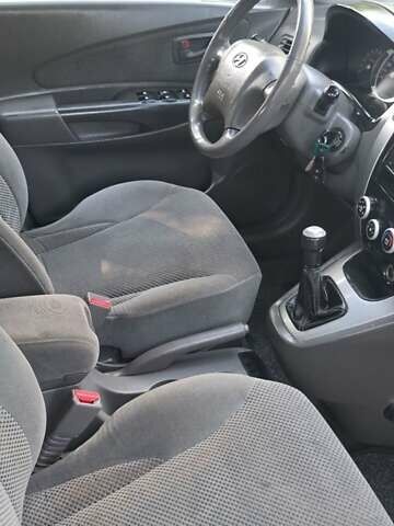 Зеленый Хендай Туксон, объемом двигателя 2 л и пробегом 250 тыс. км за 4000 $, фото 9 на Automoto.ua