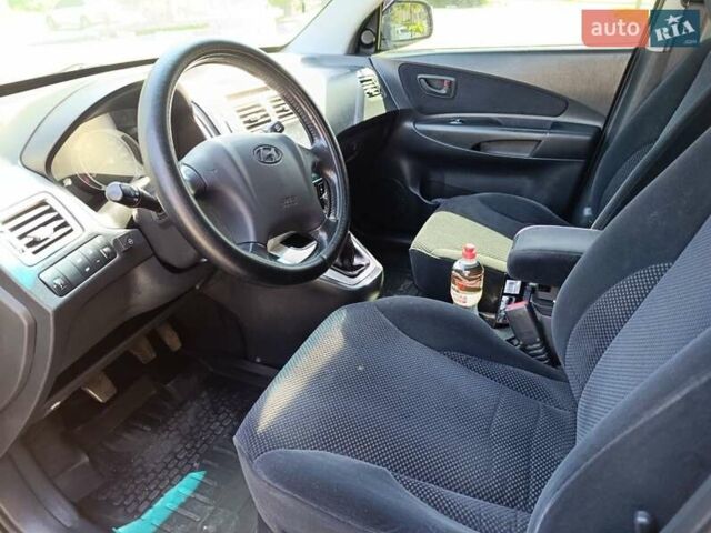 Зеленый Хендай Туксон, объемом двигателя 2 л и пробегом 203 тыс. км за 7800 $, фото 3 на Automoto.ua