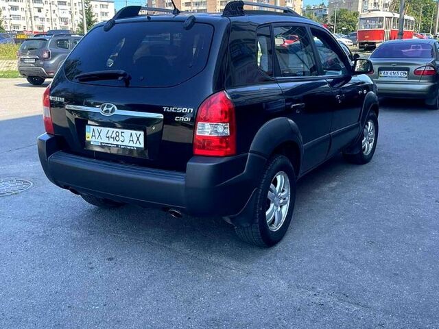 Зеленый Хендай Туксон, объемом двигателя 2 л и пробегом 317 тыс. км за 5700 $, фото 3 на Automoto.ua