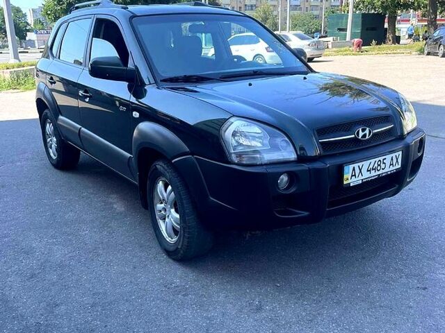 Зеленый Хендай Туксон, объемом двигателя 2 л и пробегом 317 тыс. км за 5700 $, фото 1 на Automoto.ua