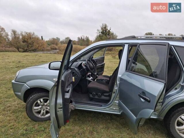 Зеленый Хендай Туксон, объемом двигателя 1.98 л и пробегом 129 тыс. км за 9200 $, фото 2 на Automoto.ua