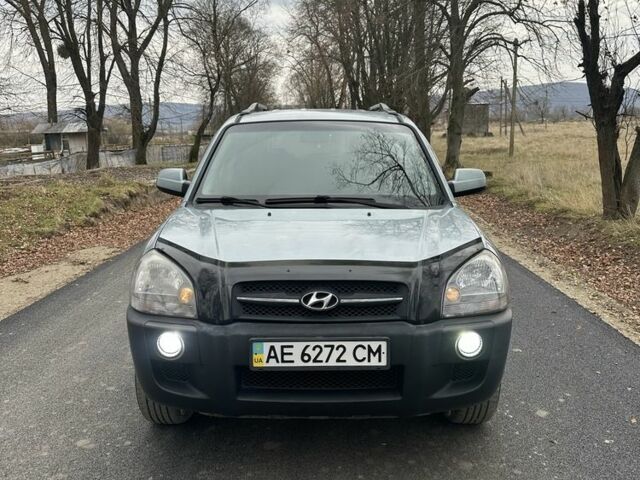 Зеленый Хендай Туксон, объемом двигателя 2 л и пробегом 190 тыс. км за 6150 $, фото 3 на Automoto.ua