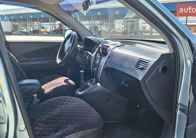 Зелений Хендай Туксон, об'ємом двигуна 1.98 л та пробігом 172 тис. км за 9300 $, фото 7 на Automoto.ua