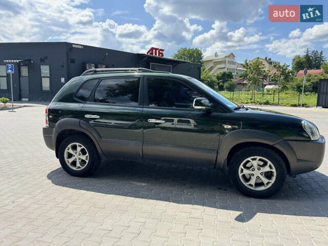 Зеленый Хендай Туксон, объемом двигателя 2.66 л и пробегом 200 тыс. км за 8199 $, фото 2 на Automoto.ua