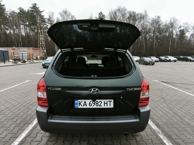 Зеленый Хендай Туксон, объемом двигателя 2 л и пробегом 275 тыс. км за 7999 $, фото 4 на Automoto.ua