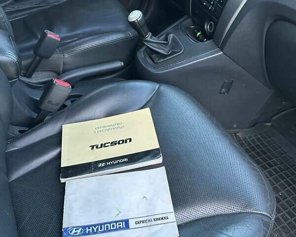 Зеленый Хендай Туксон, объемом двигателя 1.98 л и пробегом 168 тыс. км за 8800 $, фото 6 на Automoto.ua