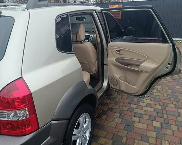 Зелений Хендай Туксон, об'ємом двигуна 1.98 л та пробігом 132 тис. км за 8300 $, фото 9 на Automoto.ua