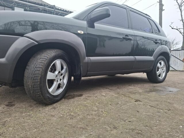 Зеленый Хендай Туксон, объемом двигателя 2 л и пробегом 228 тыс. км за 6500 $, фото 2 на Automoto.ua