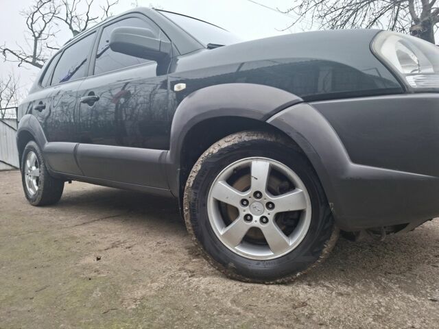 Зеленый Хендай Туксон, объемом двигателя 2 л и пробегом 228 тыс. км за 6500 $, фото 3 на Automoto.ua