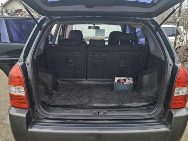 Зеленый Хендай Туксон, объемом двигателя 2 л и пробегом 228 тыс. км за 6500 $, фото 17 на Automoto.ua