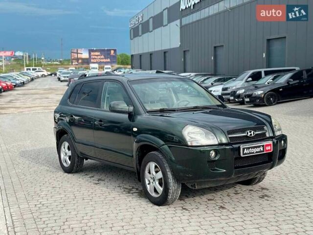 Зеленый Хендай Туксон, объемом двигателя 2 л и пробегом 302 тыс. км за 6990 $, фото 2 на Automoto.ua