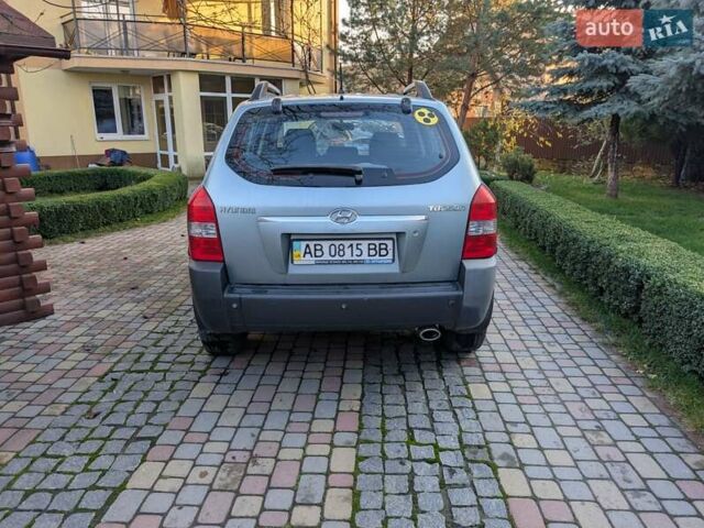 Зеленый Хендай Туксон, объемом двигателя 1.98 л и пробегом 200 тыс. км за 8000 $, фото 3 на Automoto.ua