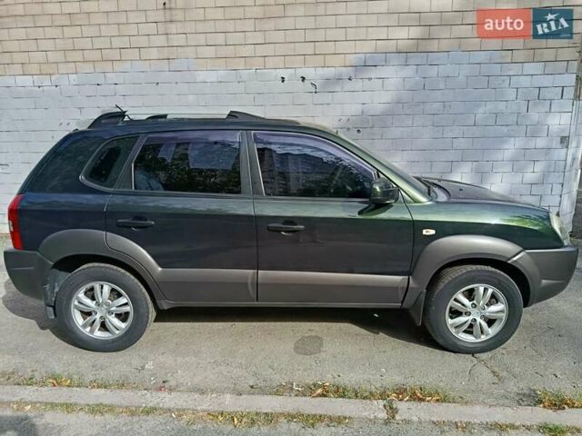 Зеленый Хендай Туксон, объемом двигателя 2 л и пробегом 140 тыс. км за 8800 $, фото 2 на Automoto.ua