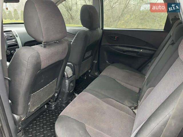 Зеленый Хендай Туксон, объемом двигателя 1.98 л и пробегом 295 тыс. км за 5950 $, фото 17 на Automoto.ua