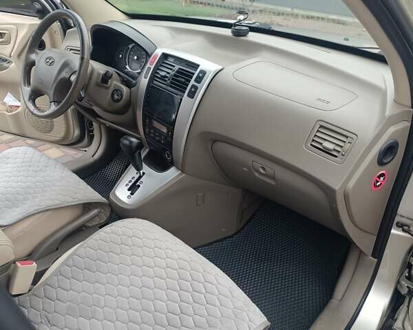 Зелений Хендай Туксон, об'ємом двигуна 1.98 л та пробігом 132 тис. км за 8300 $, фото 4 на Automoto.ua