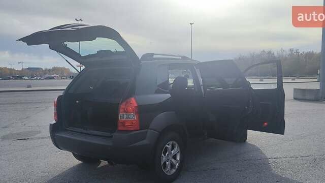 Зеленый Хендай Туксон, объемом двигателя 1.98 л и пробегом 220 тыс. км за 6800 $, фото 5 на Automoto.ua