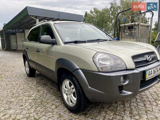 Зелений Хендай Туксон, об'ємом двигуна 2 л та пробігом 129 тис. км за 8750 $, фото 6 на Automoto.ua