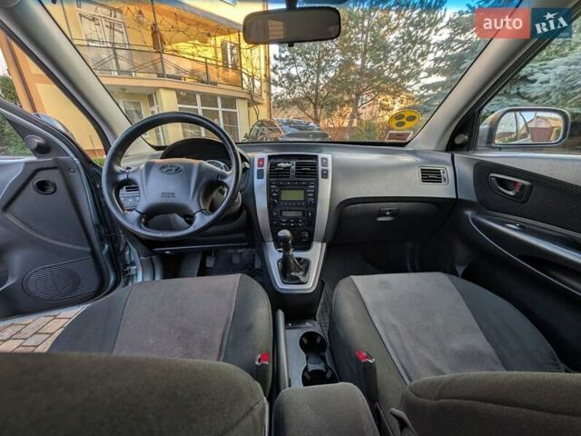 Зеленый Хендай Туксон, объемом двигателя 1.98 л и пробегом 200 тыс. км за 8000 $, фото 5 на Automoto.ua